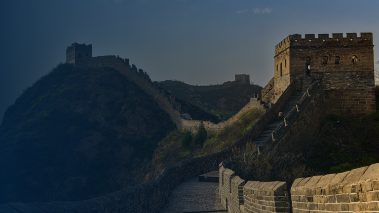 Mientras China derriba su Gran Muralla, Estados Unidos levanta nuevos muros: la paradoja del orden internacional contemporáneo.